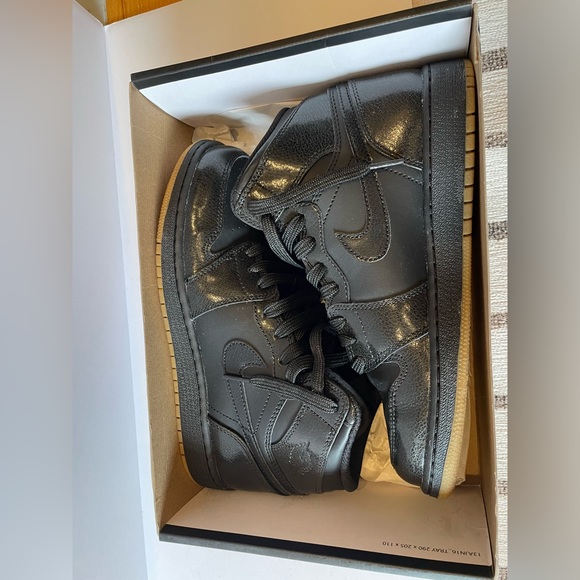 Jordan 1 Retro - Picture 3 of 4